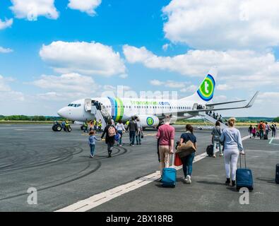 Bergerac, France, 8 mai 2017 : passagers à bord du Boeing 737-700 de Transavia à l'aéroport de Bergerac Banque D'Images