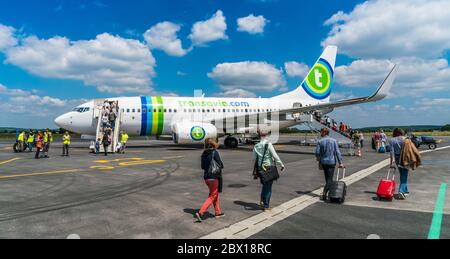 Bergerac, France, 8 mai 2017 : passagers à bord du Boeing 737-700 de Transavia à l'aéroport de Bergerac Banque D'Images