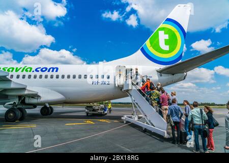 Bergerac, France, 8 mai 2017 : passagers à bord du Boeing 737-700 de Transavia à l'aéroport de Bergerac Banque D'Images