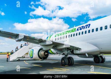 Bergerac, France, 8 mai 2017 : passagers à bord du Boeing 737-700 de Transavia à l'aéroport de Bergerac Banque D'Images