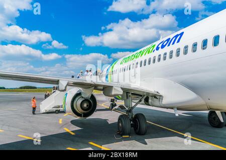 Bergerac, France, 8 mai 2017 : passagers à bord du Boeing 737-700 de Transavia à l'aéroport de Bergerac Banque D'Images