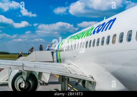 Bergerac, France, 8 mai 2017 : passagers à bord du Boeing 737-700 de Transavia à l'aéroport de Bergerac Banque D'Images