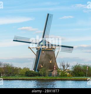 Ouderker aan de Amstel, pays-Bas, 19 avril 2017 : le Moulin hollandais authentique le Zwaan au bord de la rivière Amstel près d'Amsterdam Banque D'Images