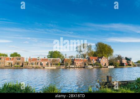 Ouderkerk aan de Amstel, pays-Bas, 19 avril 2017 : rangée de maisons traditionnelles hollandaises sur le bord de la rivière Amstell Banque D'Images