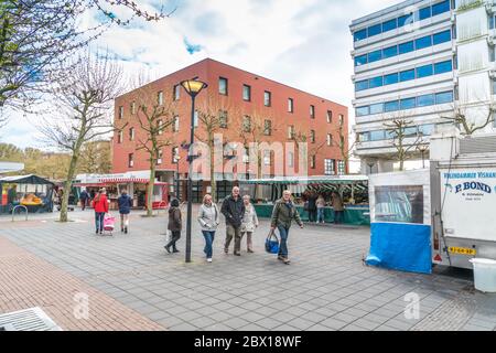 Lelystad, pays-Bas, 22 avril 2017 : les locaux font du shopping à Lelystad sur un petit marché local Banque D'Images