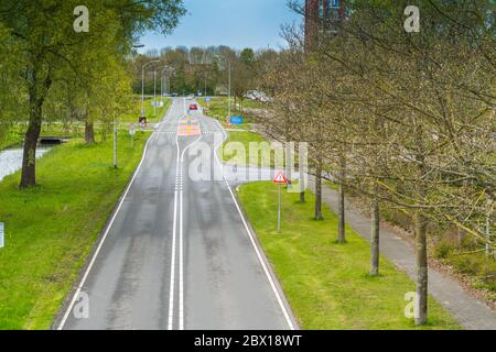 Lelystad, les Nehterlands, 22 avril 2017 : quelques voitures roulant sur une route locale dans le centre de Lelystad Banque D'Images