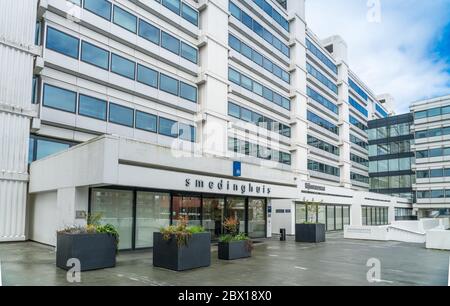 Lelystad, pays-Bas, 22 avril 2017 : entrée du grand immeuble de bureaux du service de Goverments dans le centre de Lelystad Banque D'Images