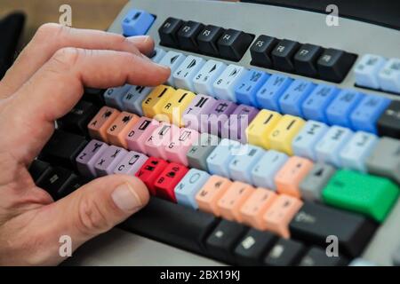 Gros plan de l'éditeur vidéo en utilisant un clavier dédié pour le montage vidéo Banque D'Images