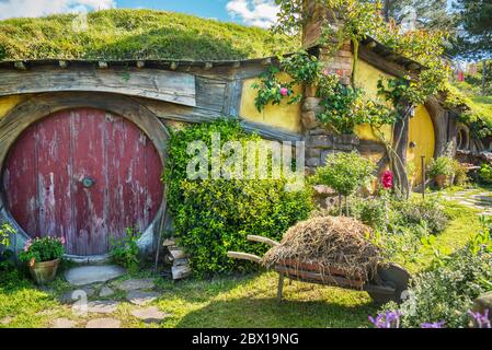 Devant une maison hobbit à Hobbiton en Nouvelle-Zélande Banque D'Images