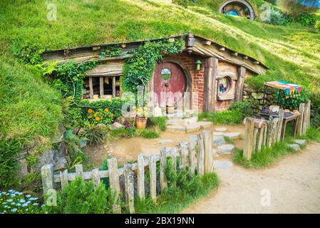 Devant une maison hobbit à Hobbiton en Nouvelle-Zélande