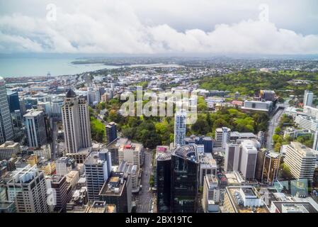 Vue sur Auckland depuis la Sky Tower, point de vue par une journée ensoleillée en Nouvelle-Zélande Banque D'Images