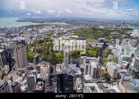 Vue sur Auckland depuis la Sky Tower, point de vue par une journée ensoleillée en Nouvelle-Zélande Banque D'Images