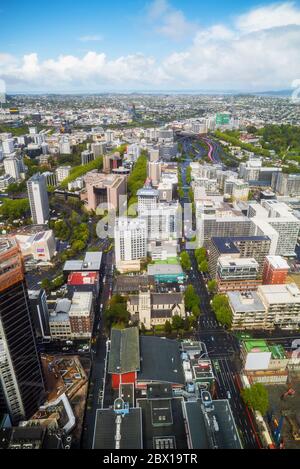 Vue sur Auckland depuis la Sky Tower, point de vue par une journée ensoleillée en Nouvelle-Zélande Banque D'Images