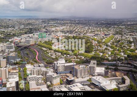 Vue sur Auckland depuis la Sky Tower, point de vue par une journée ensoleillée en Nouvelle-Zélande Banque D'Images