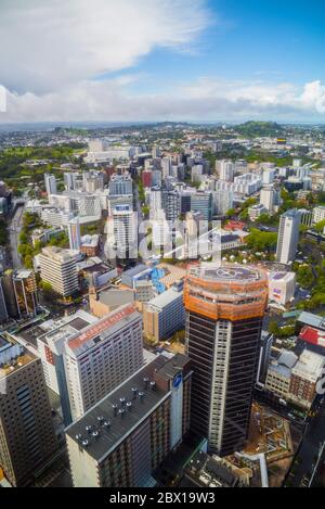 Vue sur Auckland depuis la Sky Tower, point de vue par une journée ensoleillée en Nouvelle-Zélande Banque D'Images