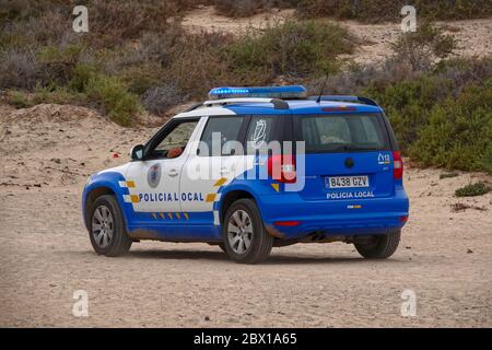 Fuerteventura, îles Canaries - 19 juillet 2019 : voiture de police avec des policiers patrouilant sur la plage de Costa Calma, l'une des plages les plus populaires Banque D'Images