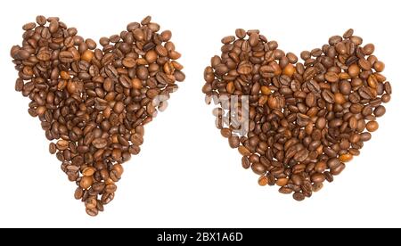 Grains de café isolés sur fond blanc. Deux cœurs à base de grains de café. Café rôti frais. Amour Banque D'Images