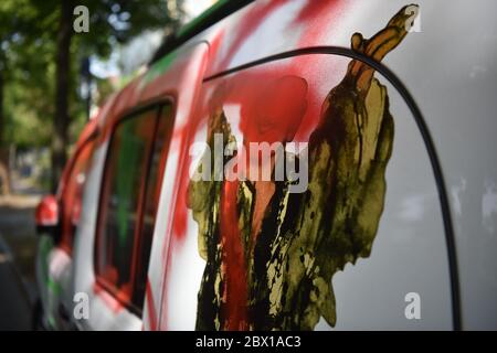 Berlin, Allemagne. 04e juin 2020. Un côté de la voiture du Centre bouddhiste de Berlin, sur lequel est représenté un Bouddha, a été enduit de peinture rouge par des inconnus. Selon le centre, il a déjà été victime de tels graffitis cinq fois. Credit: Sven Braun/dpa/Alay Live News Banque D'Images