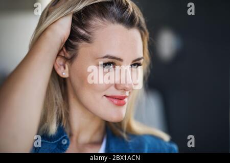 Portrait en gros plan de la jeune femme heureuse à l'intérieur à la maison. Banque D'Images