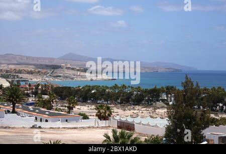 Fuerteventura, Îles Canaries - 19 juillet 2019. Belle vue sur le quartier résidentiel et la plage de Costa Calma en arrière-plan. Banque D'Images