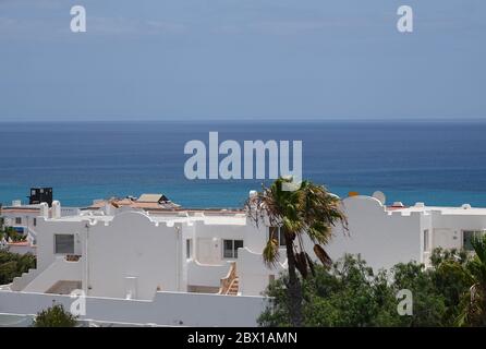 Fuerteventura, Îles Canaries - 19 juillet 2019. Petites villas de style méditerranéen sur la plage. Banque D'Images