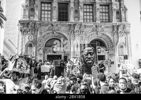 SAN FRANCISCO, CA- JUIN 3 : les manifestants manifestent à Mission High à San Francisco, Californie, le 3 juin 2020 après la mort de George Floyd. Crédit : Chris Tuite/ImageSPACE/MediaPunch Banque D'Images