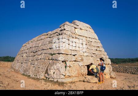 Naveta des Tudons près de Ciutadella, Iles Baléares Minorque, Espagne, Europe Banque D'Images