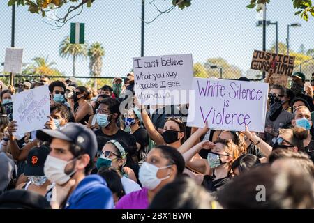 SAN FRANCISCO, CA- JUIN 3 : les manifestants manifestent à Mission High à San Francisco, Californie, le 3 juin 2020 après la mort de George Floyd. Crédit : Chris Tuite/ImageSPACE/MediaPunch Banque D'Images