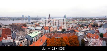 Grande vue panoramique de Riga, Lettonie. Vieille ville historique pendant la journée d'automne gris. Toits et églises étonnants de Riga. Banque D'Images