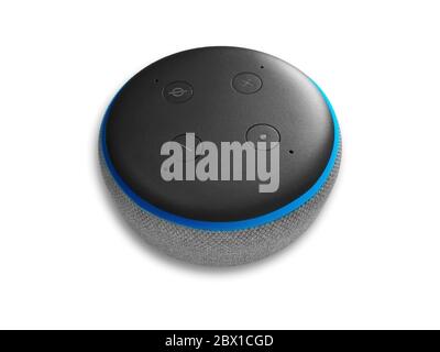 New york / USA - Fév 5 2020: Amazon Echo Dot Black 3rd gen - reconnaissance vocale, isolé sur fond blanc - Haut-parleur intelligent avec assistant Alexa Banque D'Images