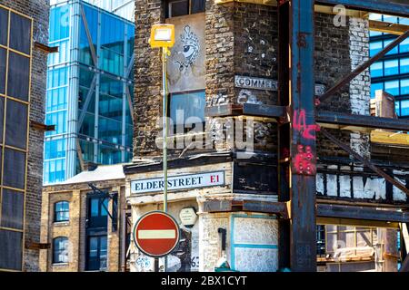 Un vieux bâtiment en briques à moitié démoli sur Elder St et commercial St sur un site de réaménagement à Shoreditch, Londres, Royaume-Uni Banque D'Images