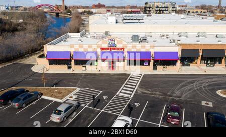 Une vue aérienne / drone d'un magasin Chuck E. Cheese, qui est une chaîne pour les enfants qui a des jeux, de la nourriture et des boissons, des zones de jeux, et des parties. Banque D'Images