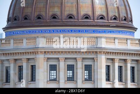 04 juin 2020, Berlin: L'inscription au-dessous du sommet du dôme avec des figures d'ange et une croix, une combinaison de deux citations de la Bible, peut être vue sur le nouveau bâtiment du Palais de Berlin, le Forum Humboldt. Le symbole chrétien initialement imprévu sur la reconstruction du palais est controversé. La première ouverture partielle du Forum Humboldt, prévue pour septembre, a été reportée en raison de la corona. Toutefois, le bâtiment de 644 millions d'euros doit être ouvert cette année. Les presque 15 millions d'euros pour le dôme et la croix provenaient de donateurs partiellement anonymes, officiellement le Forum Humboldt ne fait pas Banque D'Images