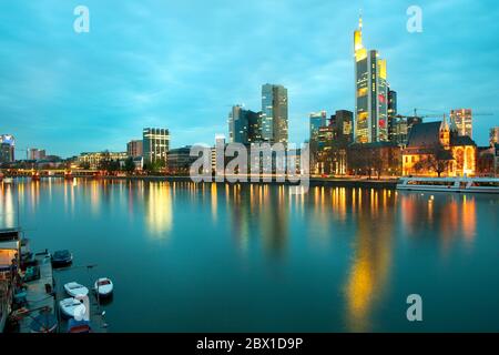 Vue panoramique sur la rivière Main et la City Skyline de Francfort au crépuscule, Hesse, Allemagne Banque D'Images