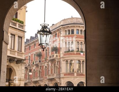 Turin, Piémont, Italie. Mai 2020. Dans le centre historique, via Pietro Micca : les plus beaux bâtiments historiques la surplombent. Banque D'Images