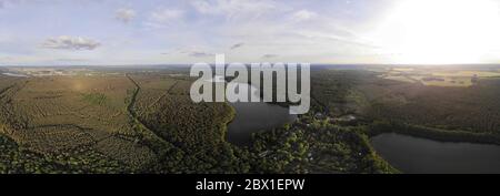 Vue panoramique aérienne de trois lacs, le lac Bötzsee au milieu, le lac Fängersee sur le côté droit et le lac Straussee sur le côté gauche. Banque D'Images
