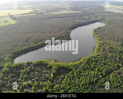 Vue aérienne du lac Fängersee près de Strausberg (Brandebourg). Les villages environnants sont Hirschfelde, Altlandsberg et Petershagen-Eggersdorf. Le lac i Banque D'Images