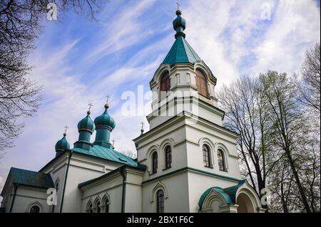 Église orthodoxe orientale de l'Ascension de Jésus-Christ, Nowoberezowo, région de Podlasie, Pologne. Bâtiment de couleur crème avec toit turquoise Banque D'Images