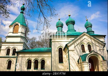 Église orthodoxe orientale de l'Ascension de Jésus-Christ, Nowoberezowo, région de Podlasie, Pologne. Bâtiment de couleur crème avec toit turquoise Banque D'Images