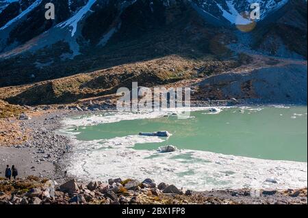 Lac terminal du glacier Tasman, Aoraki / Mont Cook en Nouvelle-Zélande. Vue aérienne sur le lac vert semi-gelé avec mini icebergs flottants Banque D'Images