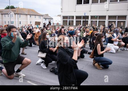 Des manifestants s'agenouillent devant le poste de police local sur la Black Lives Matter 4 mars 2020 Brighton UK Banque D'Images