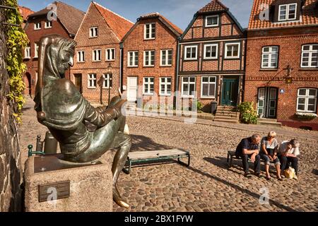 La statue de till Eulenspiegel (miroir hibou), assise sur une fontaine à Moelln. Il a joué des blagues pratiques sur ses contemporains, exposant des vices à tous Banque D'Images