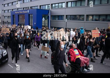 La vie noire a son importance mars 4 juin 2020 à l'extérieur du poste de police de Brighton Banque D'Images