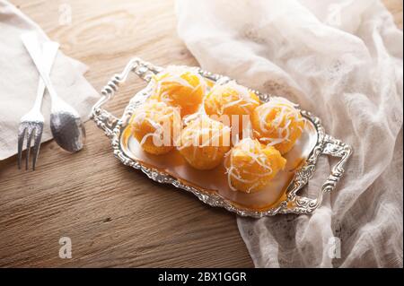 Gâteau au palmier Toddy ou Kanom Tan, dessert traditionnel thaïlandais. Le Khanom tan est fait à partir de farine de riz, de sucre mûr de palme, de lait de coco, de noix de coco raclée, de suga Banque D'Images