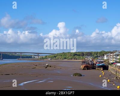 BIDEFORD, DEVON, Royaume-Uni - 1ER MAI 2020 : vue générale le long de la partie est de l'estuaire de Torridge avec des bateaux. Journée ensoleillée avec le pont de Torridge à distance. Marée Banque D'Images