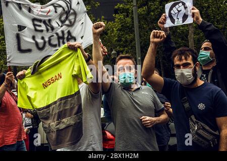 Barcelone, Espagne. 4 juin 2020. Les travailleurs de Nissan criaient des slogans alors qu'ils protestaient devant le consulat général japonais à Barcelone contre la fermeture de l'usine, ce qui a provoqué la perte d'environ 2800 emplois au milieu de la crise du coronavirus. Crédit: Matthias Oesterle/Alamy Live News Banque D'Images