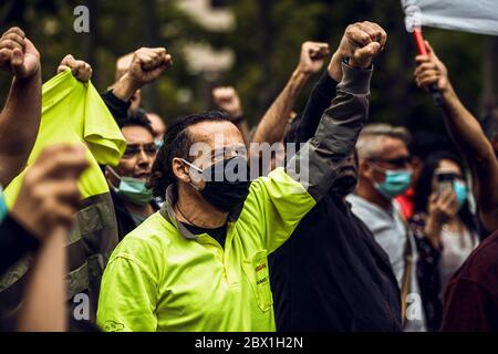 Barcelone, Espagne. 4 juin 2020. Les travailleurs de Nissan criaient des slogans alors qu'ils protestaient devant le consulat général japonais à Barcelone contre la fermeture de l'usine, ce qui a provoqué la perte d'environ 2800 emplois au milieu de la crise du coronavirus. Crédit: Matthias Oesterle/Alamy Live News Banque D'Images