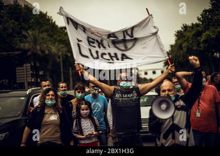 Barcelone, Espagne. 4 juin 2020. Les travailleurs de Nissan criaient des slogans alors qu'ils protestaient à Barcelone contre la fermeture de l'usine, ce qui a provoqué la perte d'environ 2800 emplois au milieu de la crise du coronavirus. Crédit: Matthias Oesterle/Alamy Live News Banque D'Images