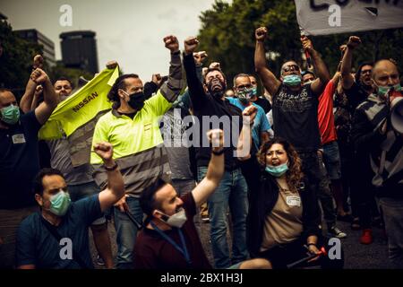 Barcelone, Espagne. 4 juin 2020. Les travailleurs de Nissan criaient des slogans alors qu'ils protestaient devant le consulat général japonais à Barcelone contre la fermeture de l'usine, ce qui a provoqué la perte d'environ 2800 emplois au milieu de la crise du coronavirus. Crédit: Matthias Oesterle/Alamy Live News Banque D'Images