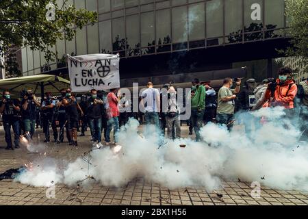 Barcelone, Espagne. 4 juin 2020. La fumée augmente alors que les travailleurs de Nissan protestent à Barcelone contre la fermeture de l'usine, ce qui entraîne la perte d'environ 2800 emplois au milieu de la crise du coronavirus. Crédit: Matthias Oesterle/Alamy Live News Banque D'Images